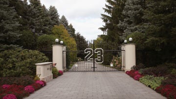 Entrada de la mansión de Michael Jordan en Highland Park, Illinois