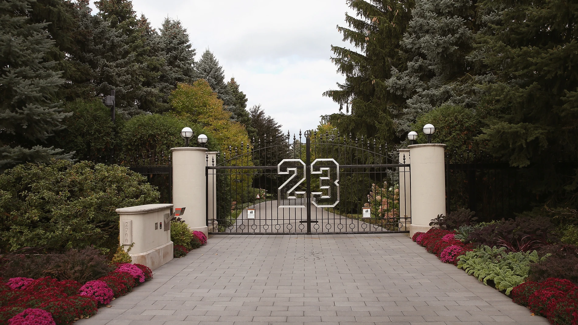 Entrada de la mansión de Michael Jordan en Highland Park, Illinois Entrada de la mansión de Michael Jordan en Highland Park, Illinois