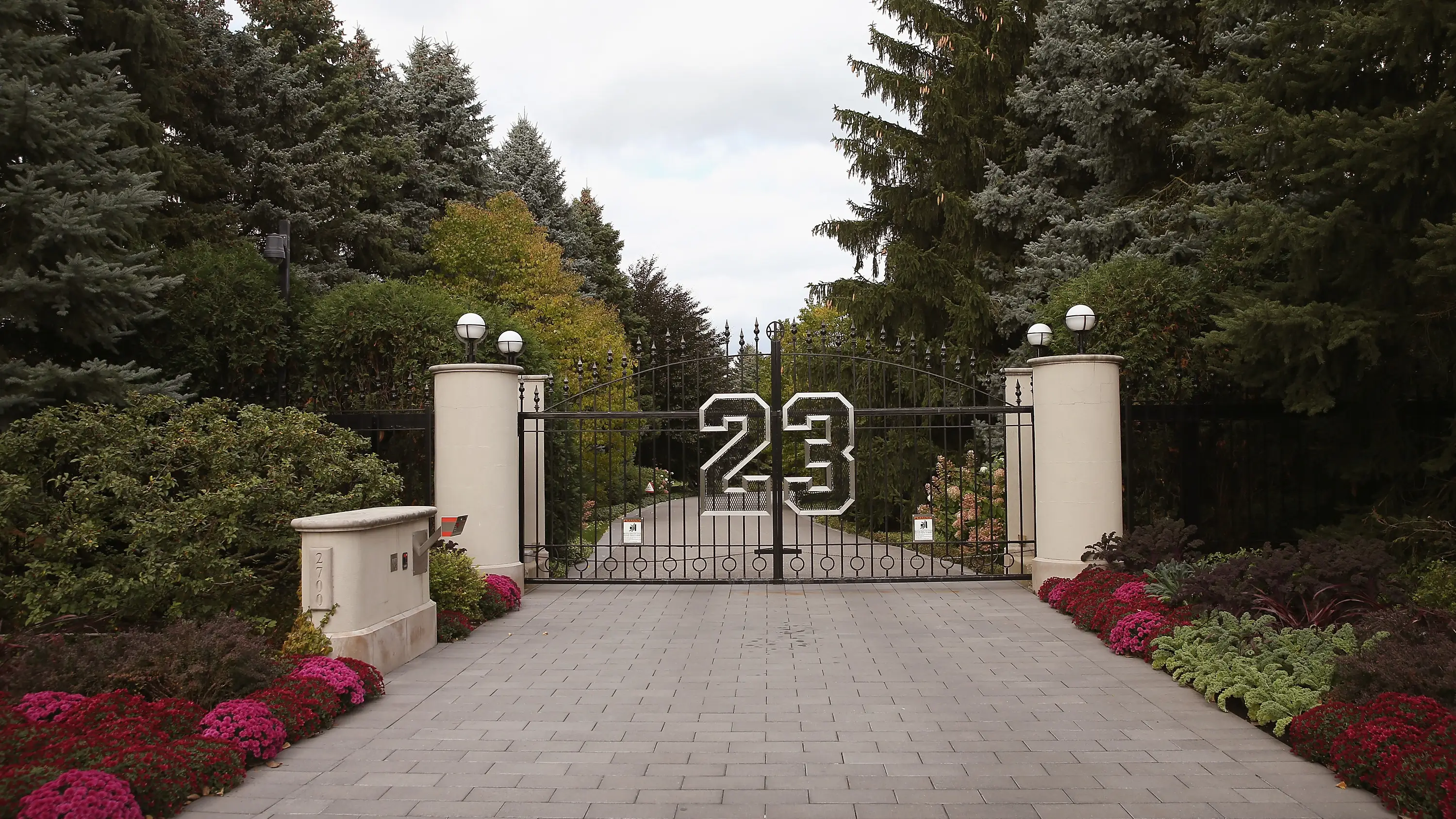 Entrada de la mansión de Michael Jordan en Highland Park, Illinois Entrada de la mansión de Michael Jordan en Highland Park, Illinois
