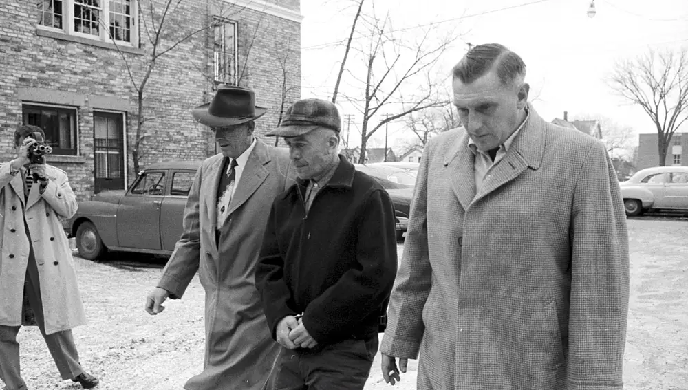 Escoltan al asesino Ed Gein en Plainfield, Wisconsin en 1957 Escoltan al asesino Ed Gein en Plainfield, Wisconsin en 1957