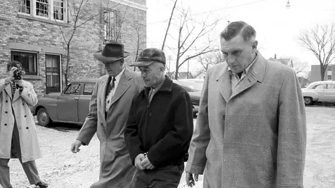Escoltan al asesino Ed Gein en Plainfield, Wisconsin en 1957 Escoltan al asesino Ed Gein en Plainfield, Wisconsin en 1957