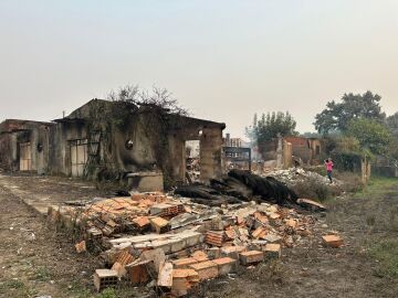 Vivienda calcinada por el fuego en Portugal