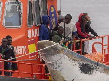 Llegan otros dos cayucos a Tenerife con casi 150 migrantes