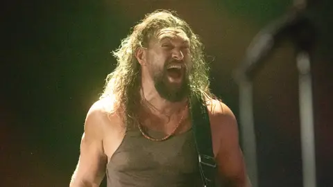 Jason Momoa dando un concierto Jason Momoa dando un concierto