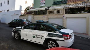 Un coche de la Guardia Civil junto al domicilio en la barriada de Aguadulce, Roquetas de Mar (Almer&iacute;a)