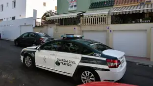 Un coche de la Guardia Civil junto al domicilio en la barriada de Aguadulce, Roquetas de Mar (Almería) Un coche de la Guardia Civil junto al domicilio en la barriada de Aguadulce, Roquetas de Mar (Almería)