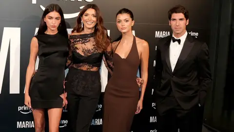 Primer posado de María Cerqueira y Cayetano Rivera, junto a sus hijas Kika y Lucía Primer posado de María Cerqueira y Cayetano Rivera, junto a sus hijas Kika y Lucía