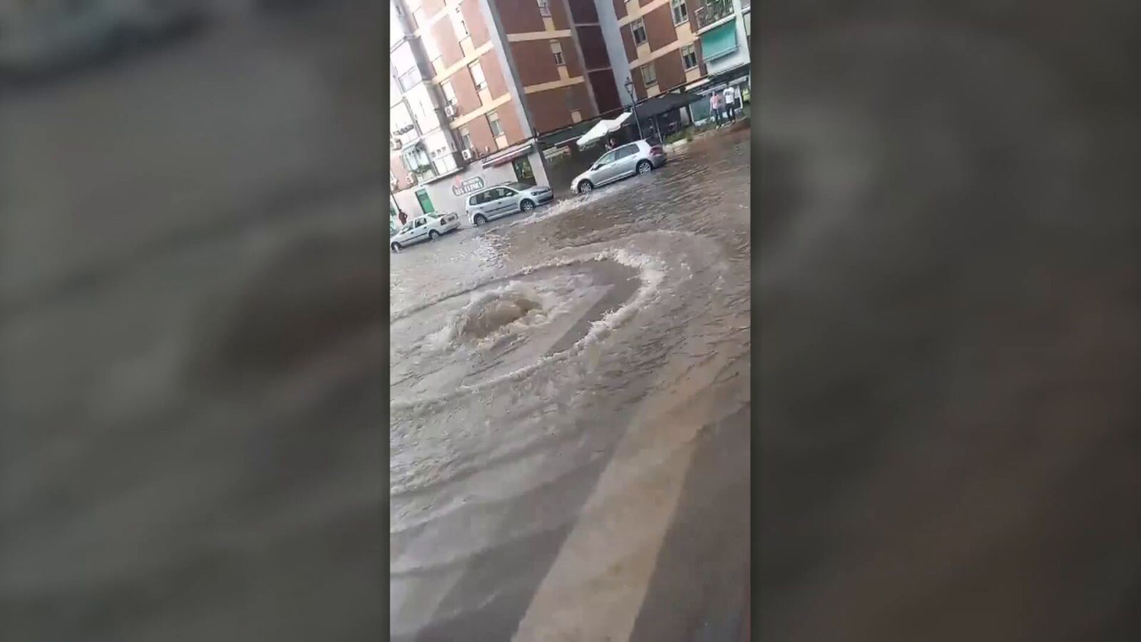 Aviso por lluvias y tormentas en media España: calles anegadas, caos en los transportes y multitud de incidencias