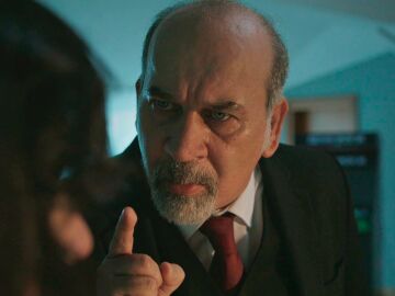 Latif encuentra a Sultan en la cama de Ferit