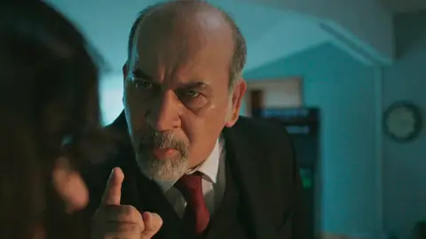 Latif encuentra a Sultan en la cama de Ferit Latif encuentra a Sultan en la cama de Ferit