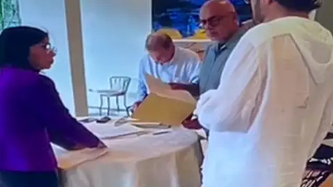 Edmundo González firmando el documento Edmundo González firmando el documento