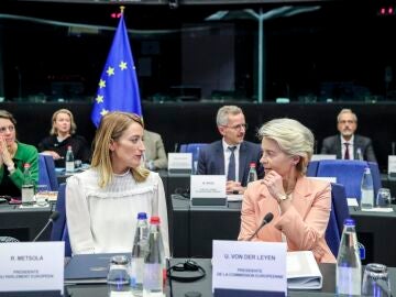 La presidenta del Parlamento Europeo, Roberta Metsola (i), y la presidenta de la Comisión Europea, Ursula von der Leyen (d)