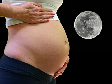 Una embarazada y la luna llena Una embarazada y la luna llena