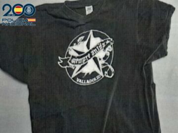 La camiseta que llevaban los jóvenes agredidos 