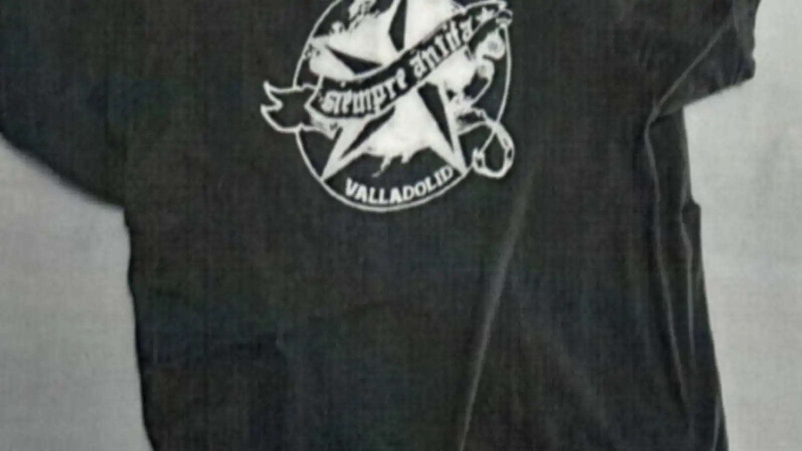 La camiseta que llevaban los j&oacute;venes agredidos 
