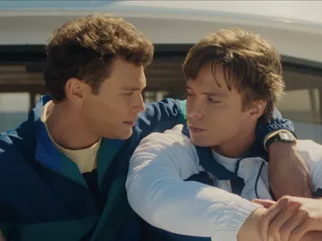 Nicholas Chavez y Cooper Koch en la serie Monstruos: La historia de Lyle y Erik Menendez Nicholas Chavez y Cooper Koch en la serie Monstruos: La historia de Lyle y Erik Menendez