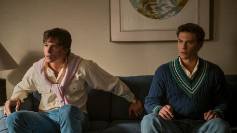 Nicholas Chavez y Cooper Koch en la serie Monstruos: La historia de Lyle y Erik Menendez