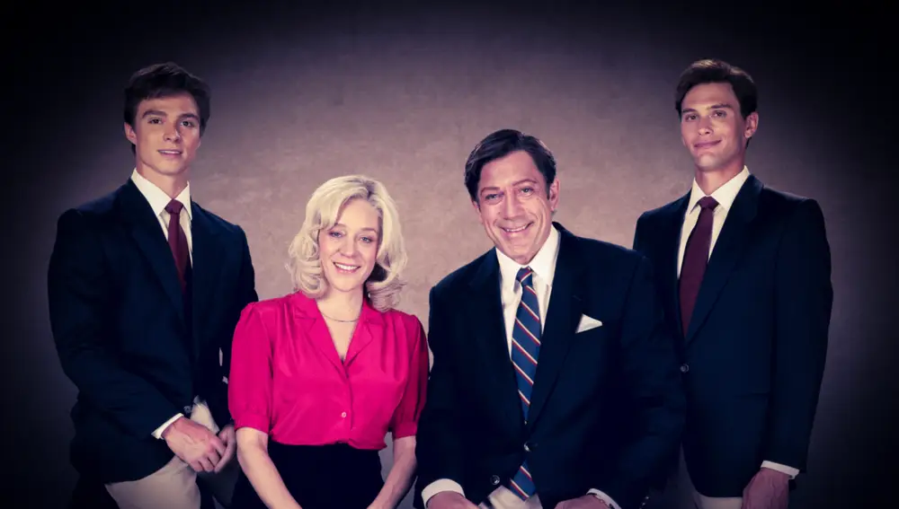 Nicholas Chavez, Chloë Sevigny, Javier Bardem, Cooper Koch en la serie Monstruos: La historia de Lyle y Erik Menendez Nicholas Chavez, Chloë Sevigny, Javier Bardem, Cooper Koch en la serie Monstruos: La historia de Lyle y Erik Menendez