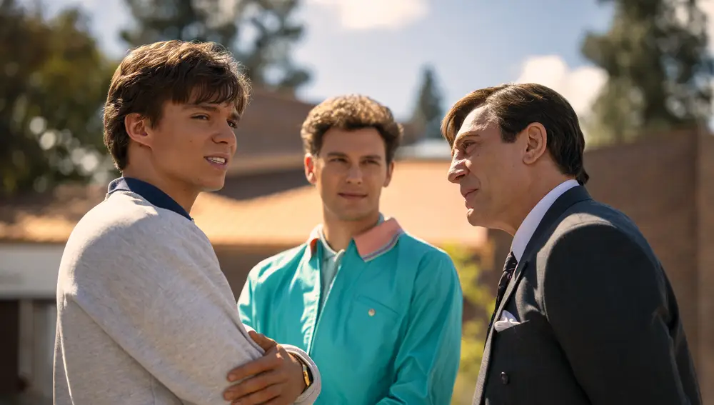 Nicholas Chavez, Javier Bardem y Cooper Koch en la serie Monstruos: La historia de Lyle y Erik Menendez Nicholas Chavez, Javier Bardem y Cooper Koch en la serie Monstruos: La historia de Lyle y Erik Menendez