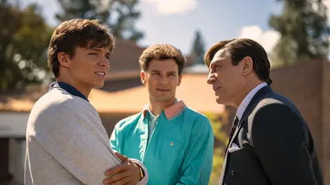 Nicholas Chavez, Javier Bardem y Cooper Koch en la serie Monstruos: La historia de Lyle y Erik Menendez Nicholas Chavez, Javier Bardem y Cooper Koch en la serie Monstruos: La historia de Lyle y Erik Menendez