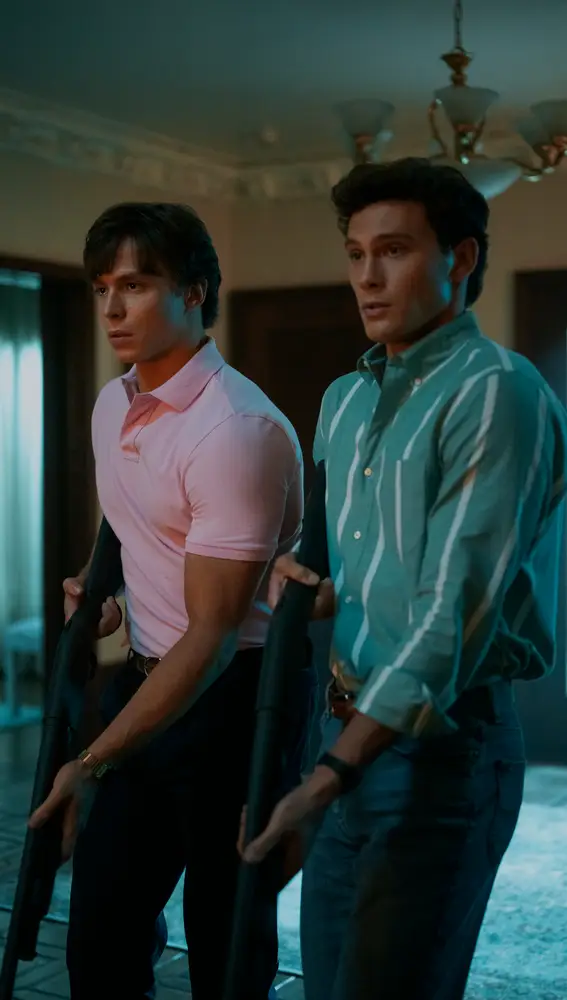 Nicholas Chavez y Cooper Koch en la serie Monstruos: La historia de Lyle y Erik Menendez Nicholas Chavez y Cooper Koch en la serie Monstruos: La historia de Lyle y Erik Menendez