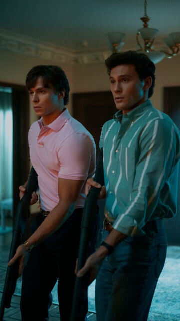 Nicholas Chavez y Cooper Koch en la serie Monstruos: La historia de Lyle y Erik Menendez