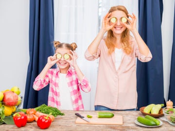 Madre e hija cocinando verduras