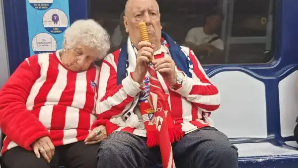 La pareja de ancianos tras ver el Atlético-Leipzig de Champions League La pareja de ancianos tras ver el Atlético-Leipzig de Champions League