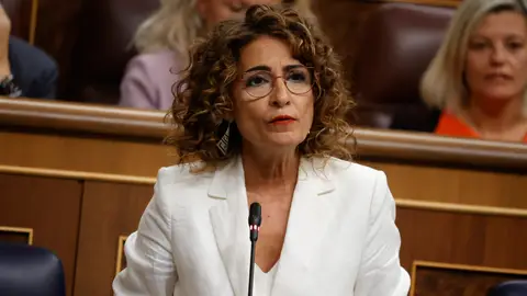 María Jesús Montero La vicepresidenta primera y ministra de Hacienda, María Jesús Montero, interviene durante una sesión de control al Gobierno, en el Congreso de los Diputados, a 18 de septiembre de 2024, en Madrid (España). Durante la sesión de control, el PP, Vox y ERC hacen preguntas sobre cómo afronta el nuevo curso político, la continuidad de la legislatura o la inmigración irregular. Además, varios ministros tendrán que rendir cuentas sobre la crisis migratoria y el debate sobre financiación autonómica, d...