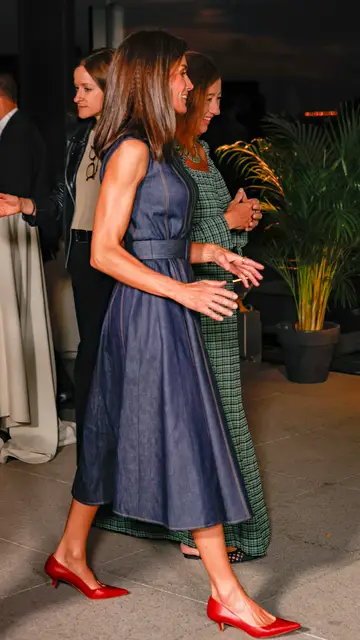 El vestido vaquero de Carolina Herrera de la reina Letizia El vestido vaquero de Carolina Herrera de la reina Letizia