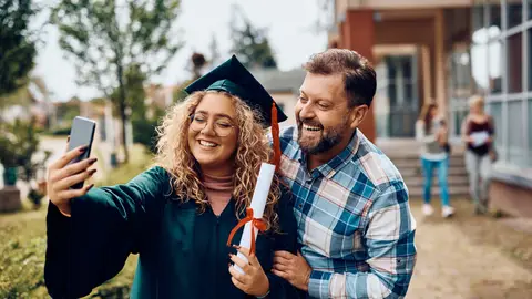 Una chica haciéndose una foto el día de su graduación Una chica haciéndose una foto el día de su graduación