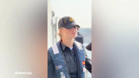 La princesa Leonor hace sus primeras maniobras en el mar en una lancha de instrucción La princesa Leonor hace sus primeras maniobras en el mar en una lancha de instrucción