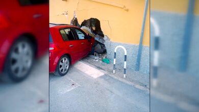 Un coche se empotra contra la casa de un matrimonio: 