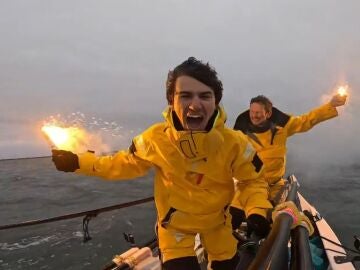 Padre e hijo celebran haber recorrido el océano Ártico a remo