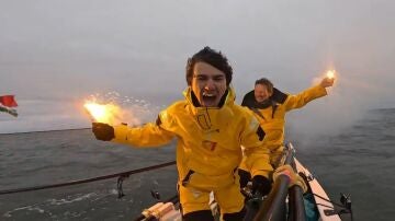 Padre e hijo celebran haber recorrido el océano Ártico a remo