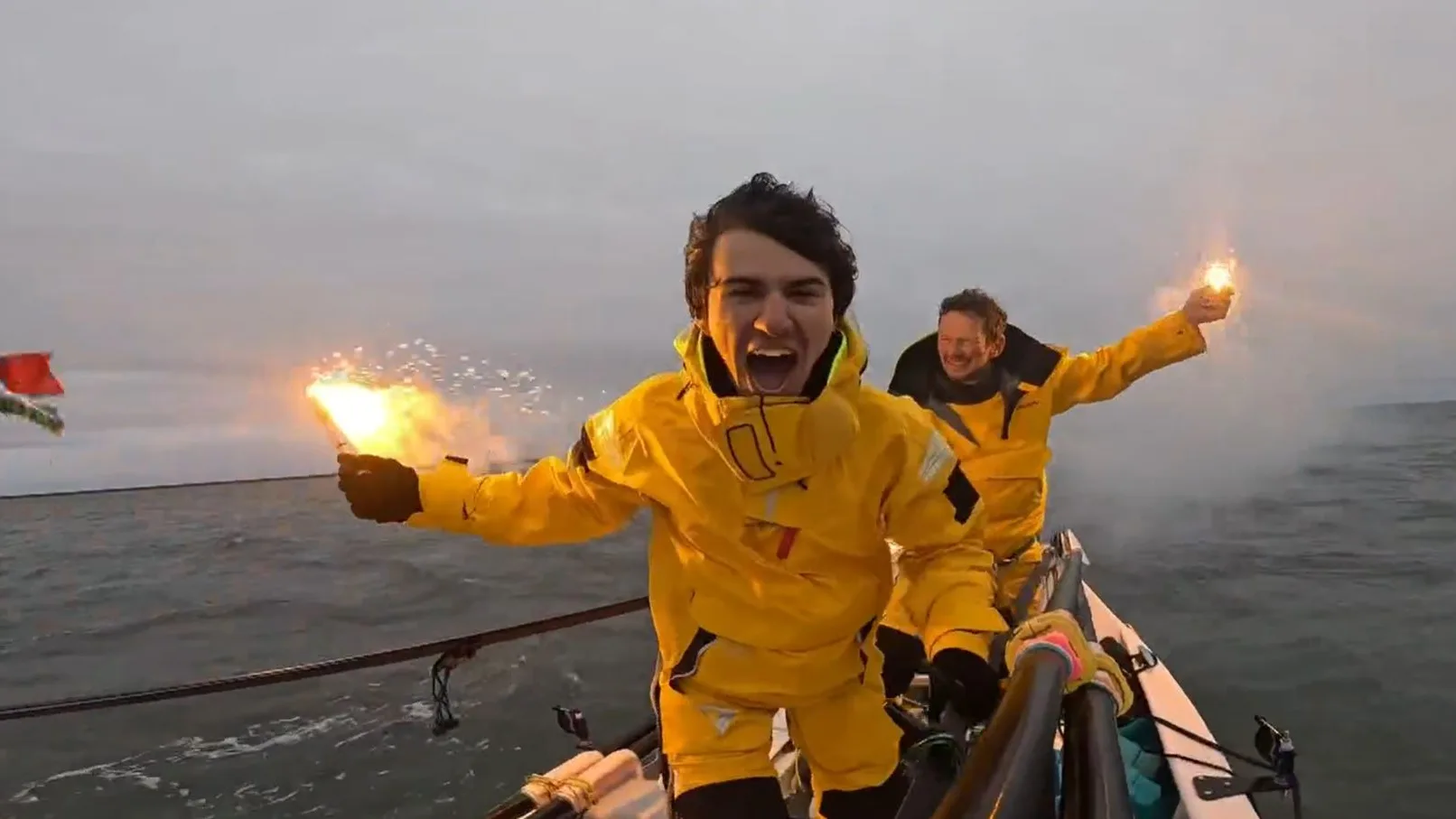 Padre e hijo celebran haber recorrido el océano Ártico a remo Padre e hijo celebran haber recorrido el océano Ártico a remo
