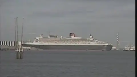 El Queen Mary 2 sale al mar por primera vez Efemérides de hoy 25 de septiembre de 2024: El Queen Mary 2 sale al mar por primera vez