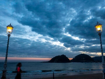 Una mujer hace ejercicio en San Sebastián