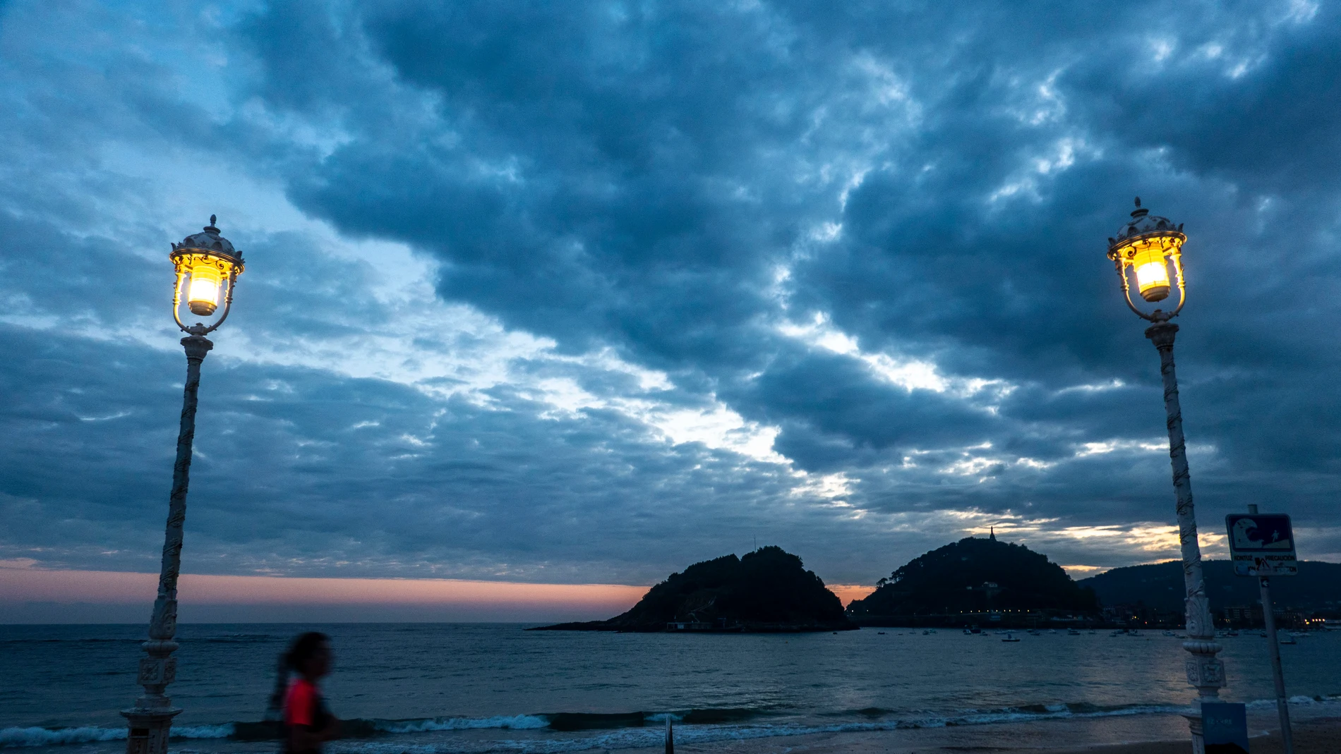 Una mujer hace ejercicio en San Sebastián Una mujer hace ejercicio en San Sebastián