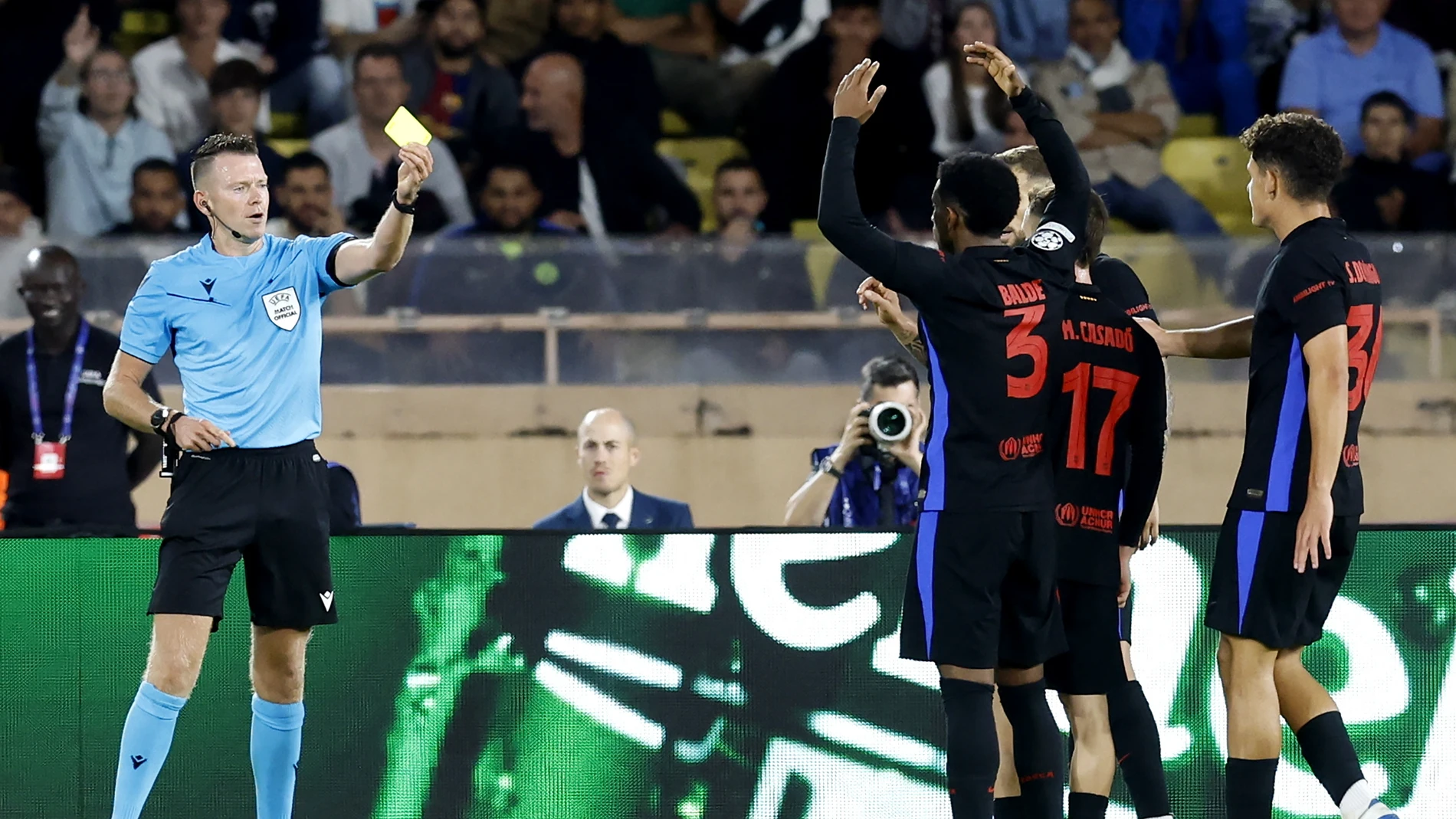 Varios jugadores del Barça se quejan al árbitro durante el Mónaco-Barça Varios jugadores del Barça se quejan al árbitro durante el Mónaco-Barça