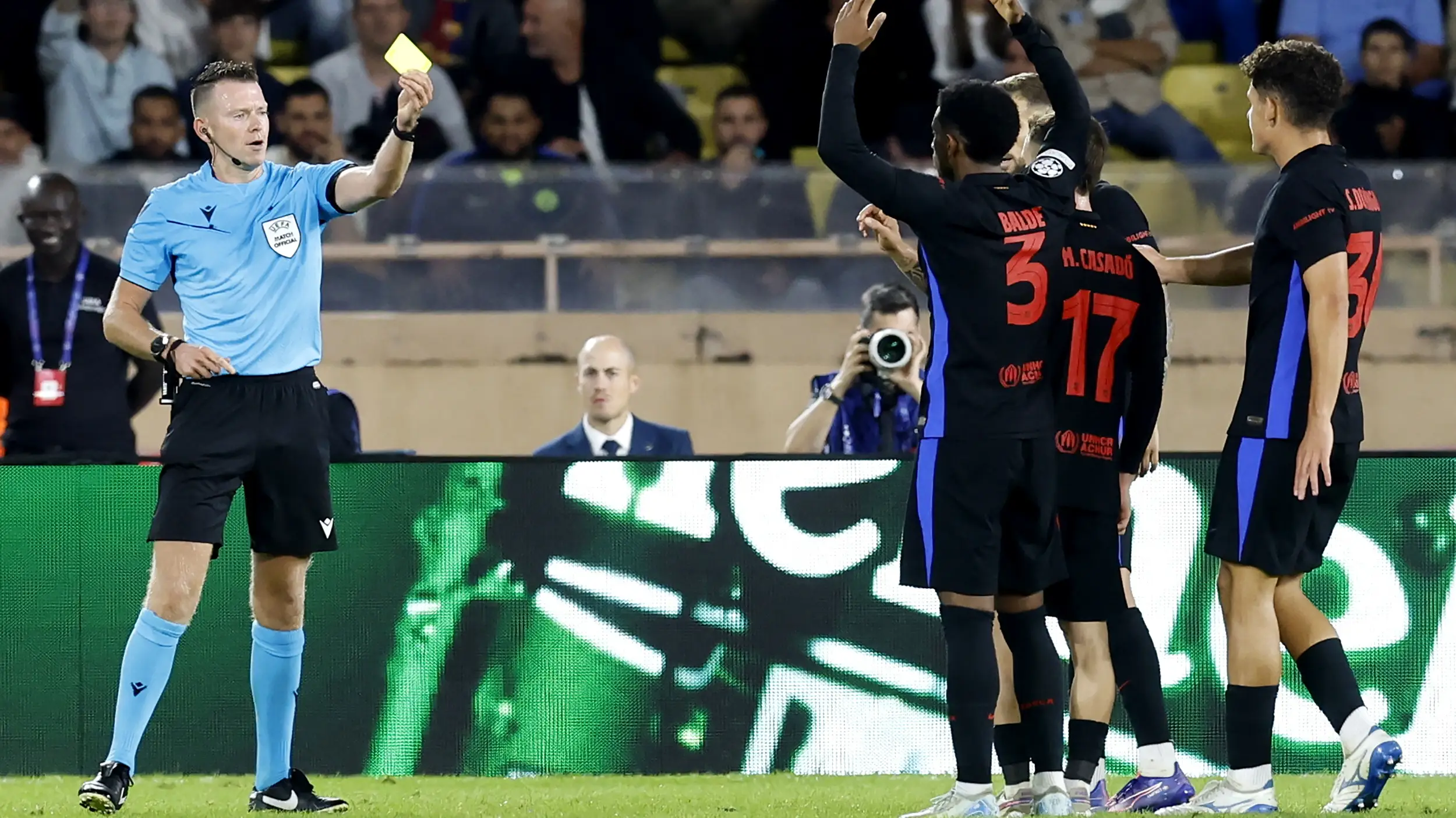 Varios jugadores del Barça se quejan al árbitro durante el Mónaco-Barça Varios jugadores del Barça se quejan al árbitro durante el Mónaco-Barça