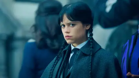 Jenna Ortega en la temporada 2 de Miércoles Jenna Ortega en la temporada 2 de Miércoles