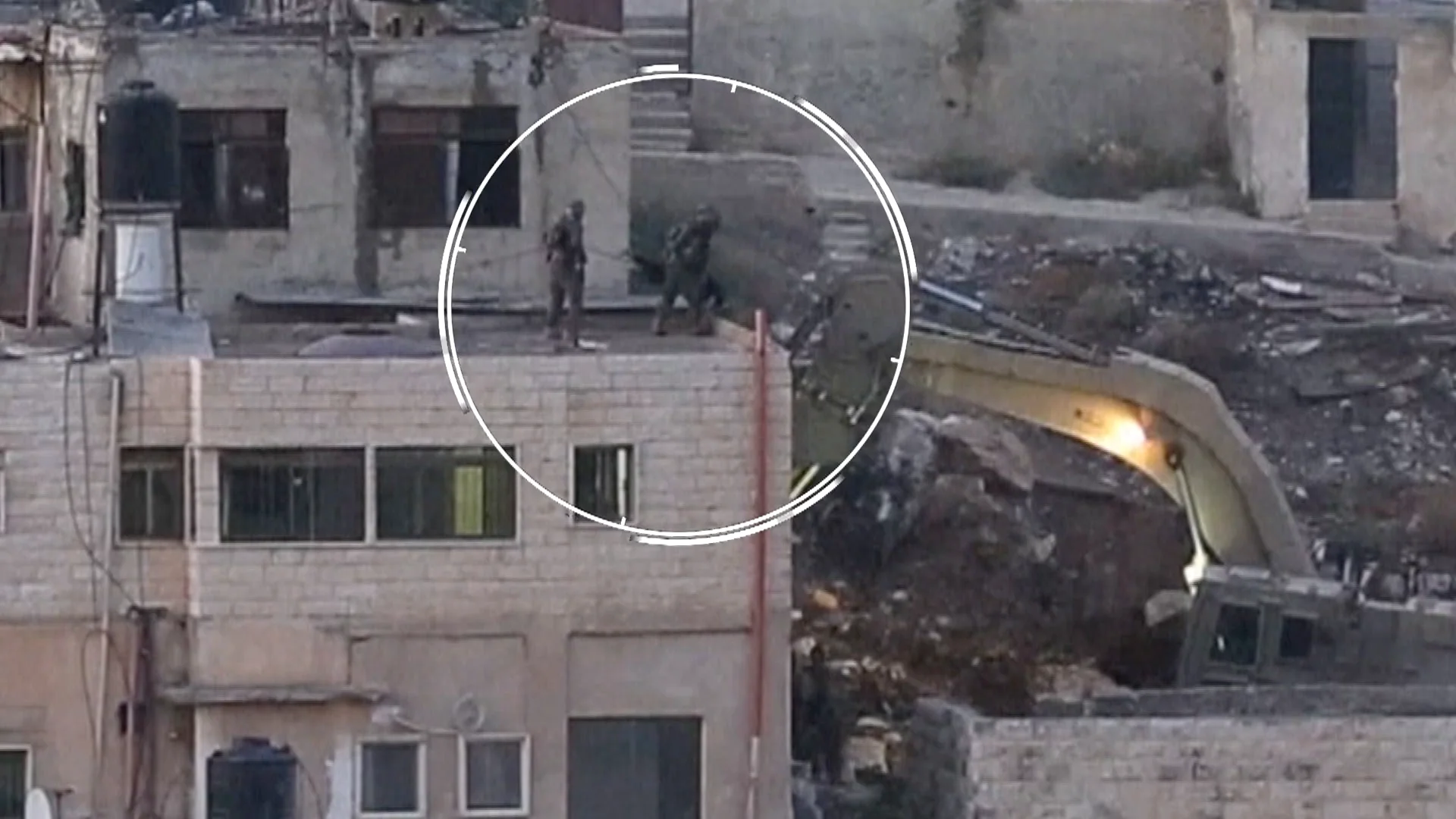 Varios soldados israel&iacute;es tiran del tejado el cuerpo de un hombre palestino