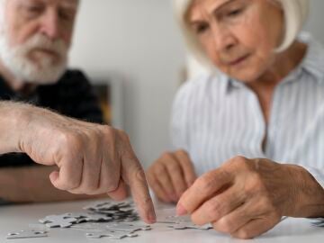 Pareja mayor haciendo un puzzle