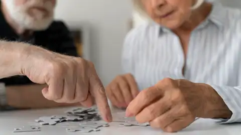 Pareja mayor haciendo un puzzle Pareja mayor haciendo un puzzle