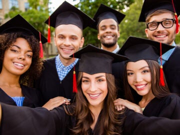 Un grupo de amigos graduándose