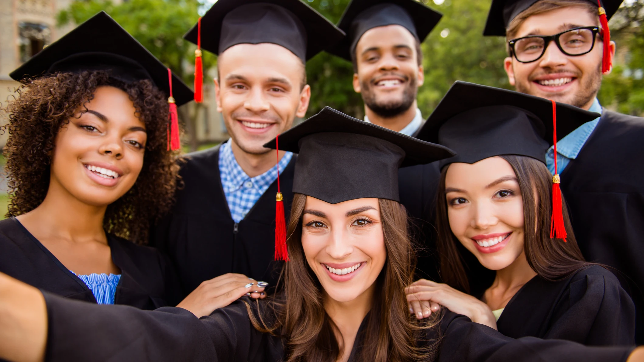 Un grupo de amigos gradu&aacute;ndose