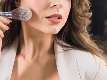 Mujer maquillándose Mujer maquillándose