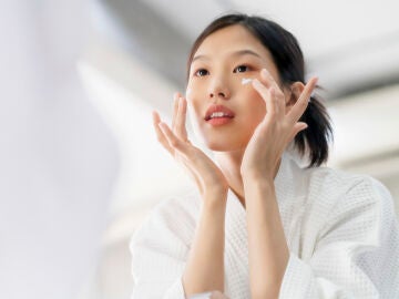 Una mujer japonesa haciéndose el skincare