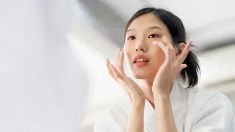 Una mujer japonesa haciéndose el skincare Una mujer japonesa haciéndose el skincare